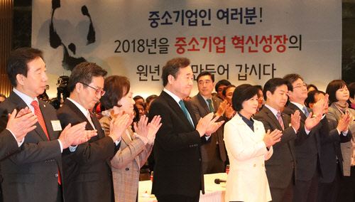여야 지도부가 10일 중소기업중앙회 신년 인사회에 참석해 박수를 치고 있다. 사진은(왼쪽부터) 김성태 자유한국당 원내대표, 김동연 부총리, 한무경 효림산업 대표이사, 이낙연 총리, 추미애 더불어민주당 대표, 홍종학 중소벤처기업부 장관, 유승민 바른정당 대표, 이정미 정의당 대표/연합뉴스